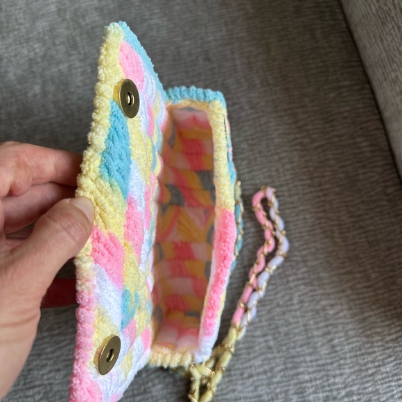Handmade Plush Yarn Crossbody Bag – Pastel Multicolor - Picture 8 of 8